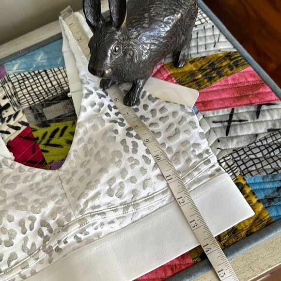 Fabletics White & Silver Leopard Print Sports Bra sz XS All Day Every Day Bra II - Picture 7 of 12